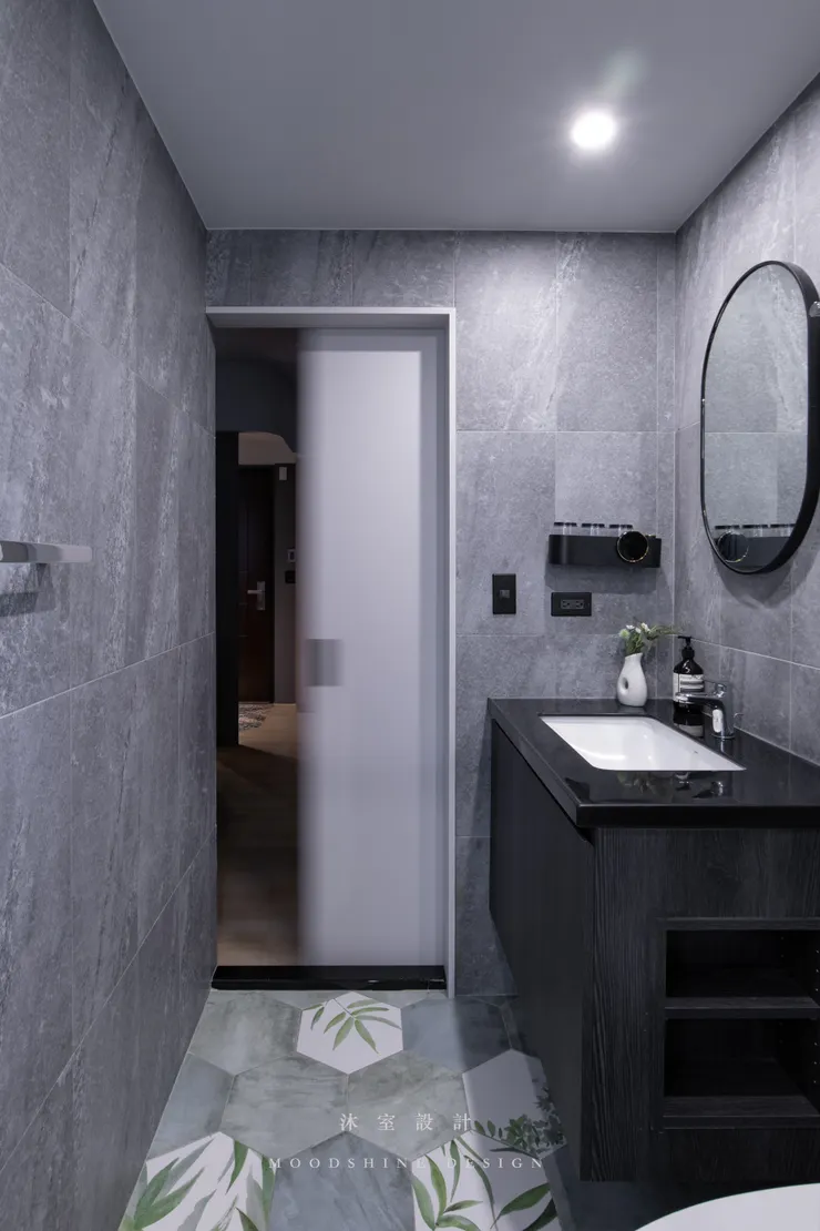 廁所空間的一道滑門