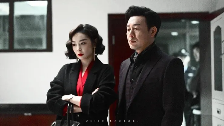 左為大嫂陳書婷（高葉飾），劇中高啓強的老婆