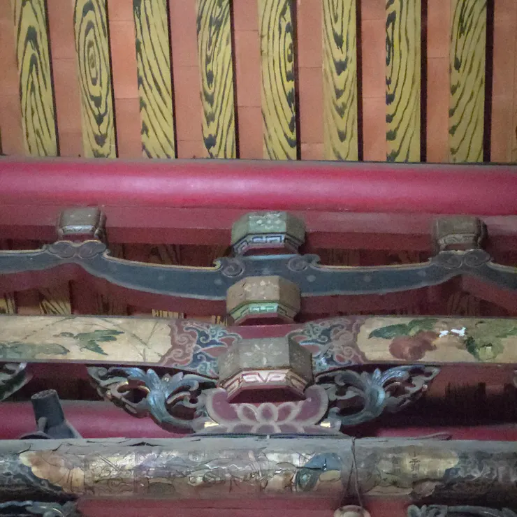 望磚（天花板處）： 最上方的黃色長條物是「望磚」。在先嗇宮，有些地方會刻意畫上「木紋飾」，這是一種特殊的裝飾手法，增加整體和諧感。