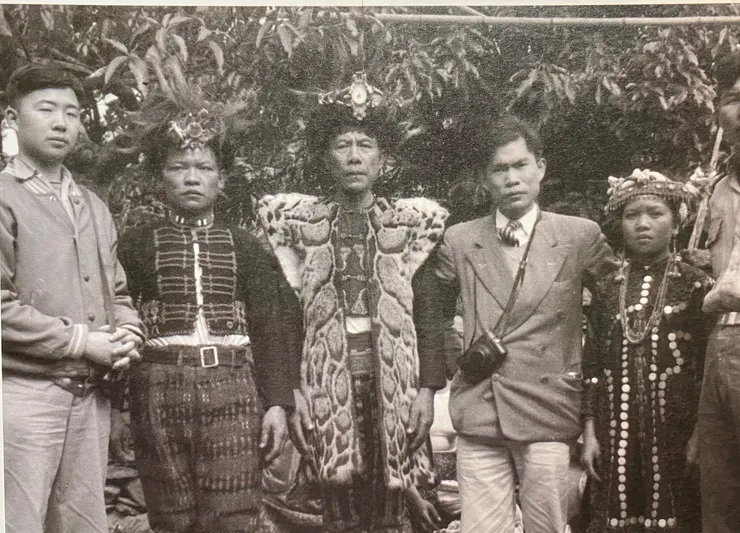 1957年陳奇祿與屏東縣春日鄉七佳村排灣族貴族頭目合影,唐美君攝,臺大人類學系提供,圖片翻攝自《神手奇畫》