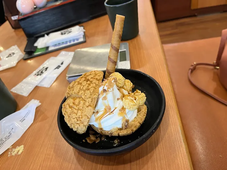 焦糖爆爆泡芙塔,這角度不知怎麼回事。