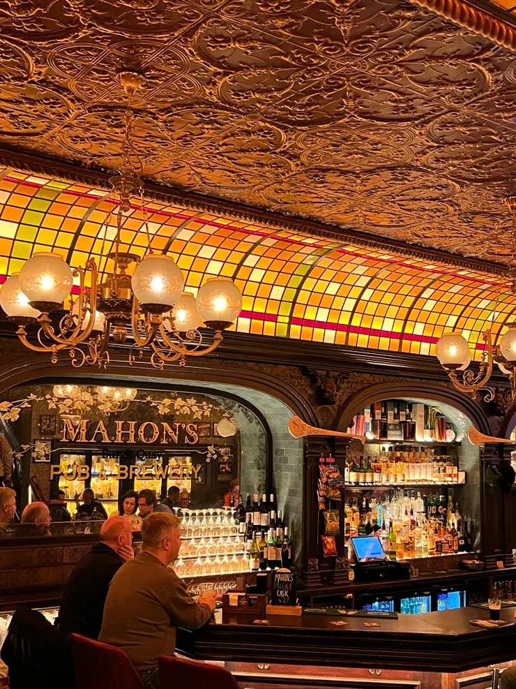 在保有傳統愛爾蘭酒吧元素的同時,每間酒吧也各有其特色,發展出不同的樣貌 ( Joy 攝於 J.R. Mahon's Public House & Brewery)