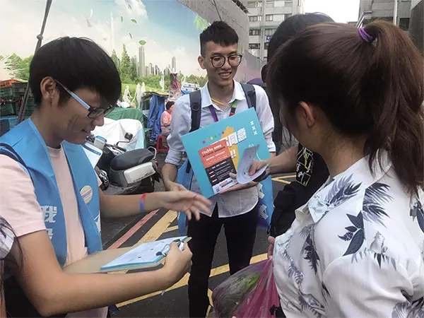 2018年益瑄在傳統市場拉挺同公投連署