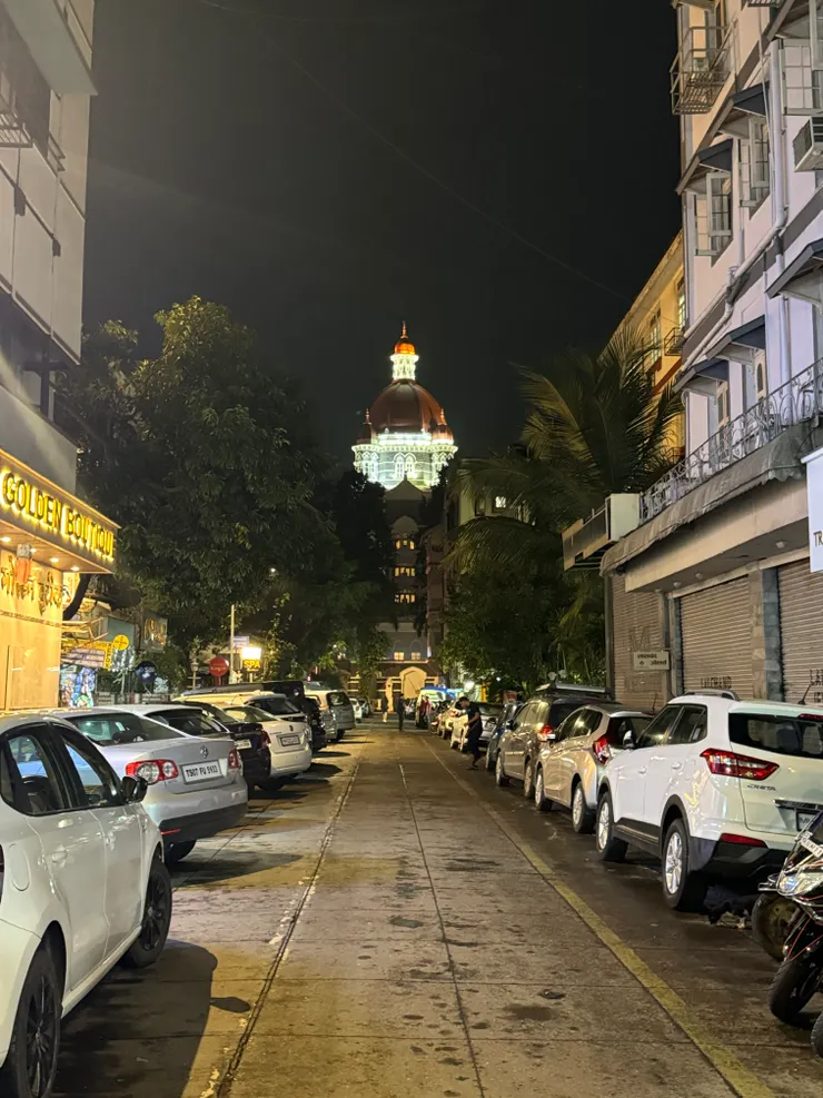 亮光的建築物就是百年飯店-泰姬瑪哈酒店