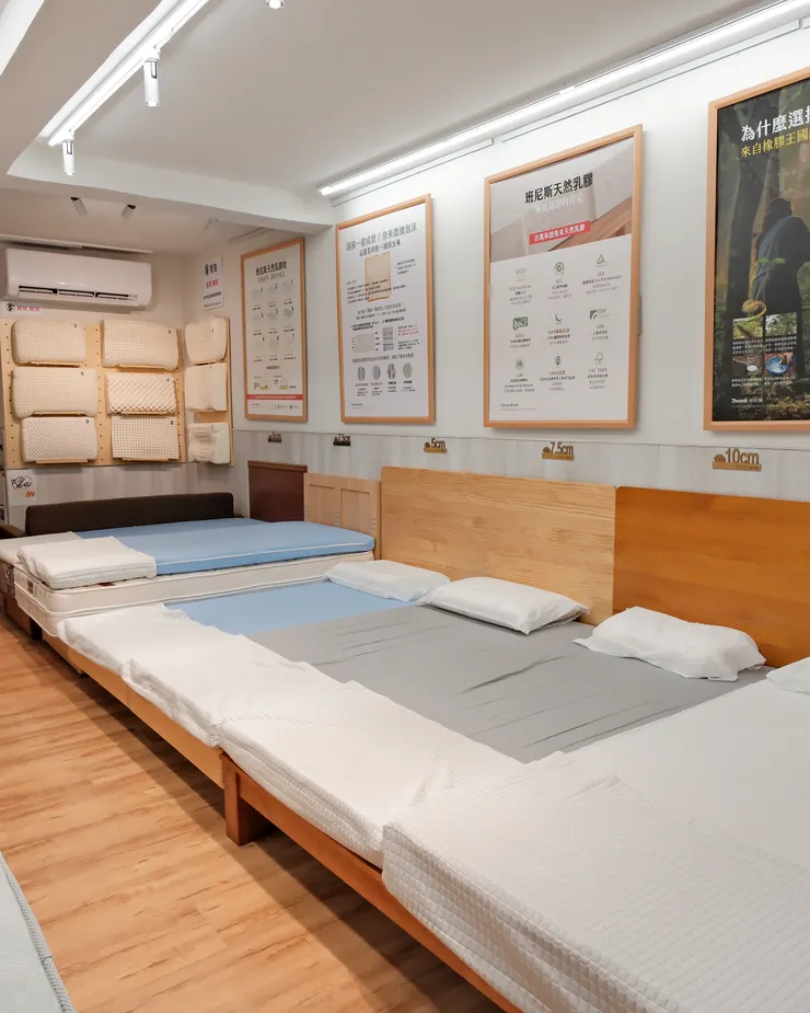 純天然乳膠床墊區（展示多種厚度的全乳膠款式）