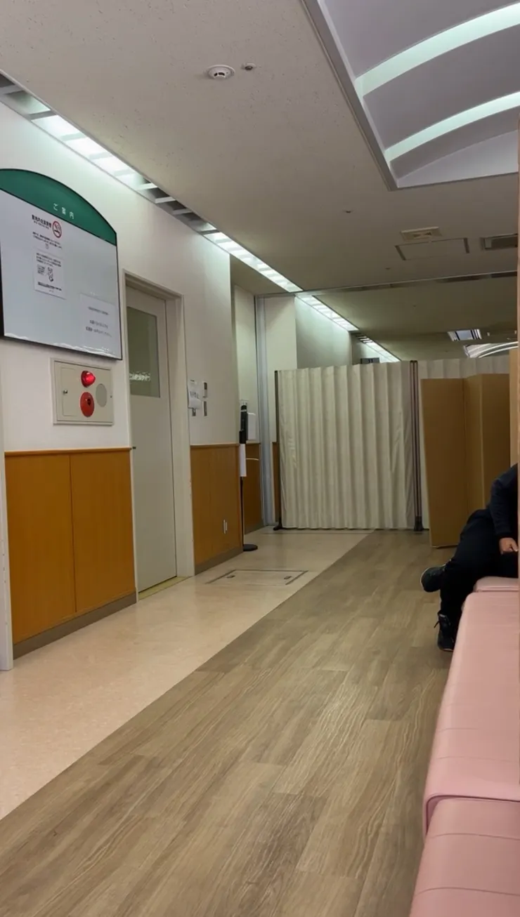 被帶進一個用門簾隔開來的地方,旁邊的男生看起來超級嚴重,我們的座位也被隔得很遠。