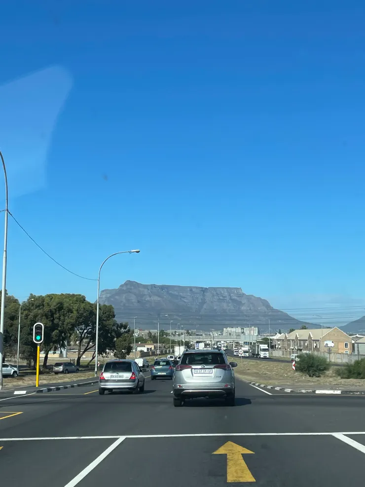 前面知名的是 Table mountain 桌山 ．海拔1086公尺
