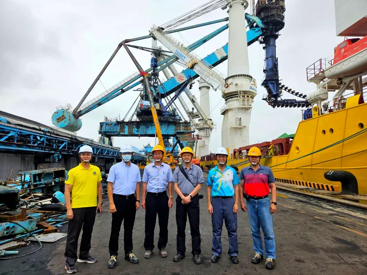 【海吊船如期抵達這過程難得一遇!與同仁在即將吊離的5號卸煤機前合影。2024/6/6】