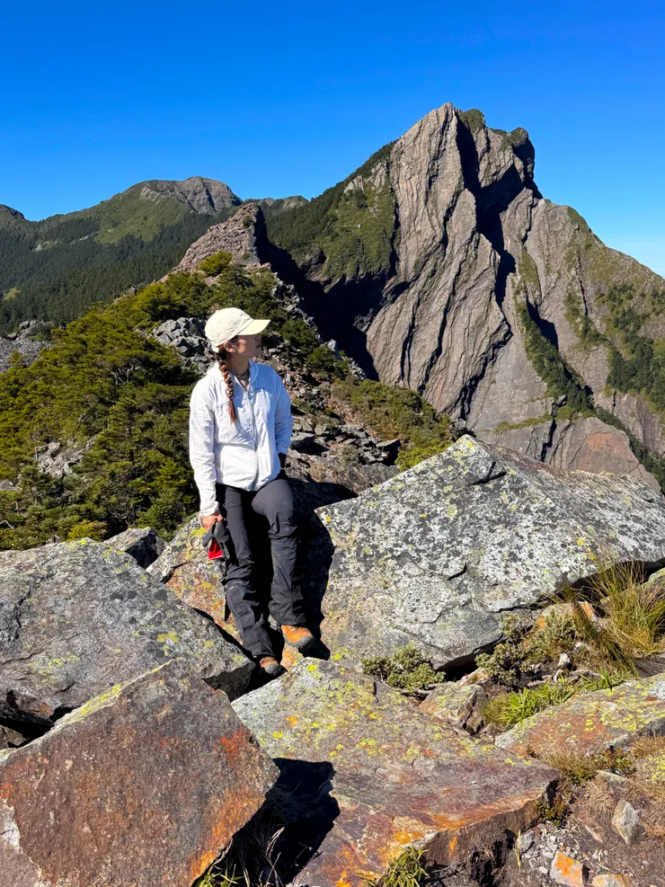 身後那個尖得要死的山體應該是素密逹山了～😆