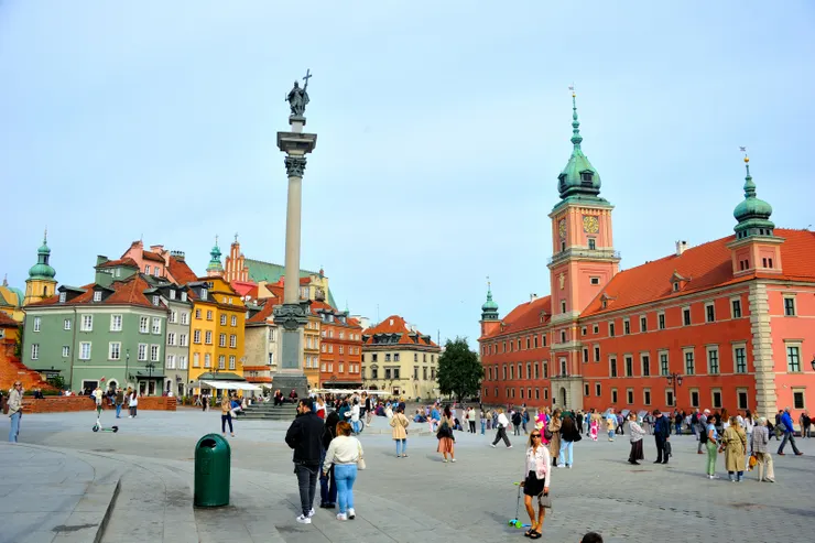 【城堡廣場 (Castle Square / Plac Zamkowy)，右側紅色五角形建築，曾是波蘭歷代國王居所的皇家城堡 (Royal Castle)，廣場中央高聳著齊格蒙特圓柱 (Sigismund's Column)，頂端雕像是將首都從克拉科夫遷至華沙的國王齊格蒙特三世。照片中所有建築在二戰幾乎全毀，都為1971-1984年間依原樣重建，克里斯說，也只佔老華沙極小的一部份而已。重建的老城區，1980 年被列為聯合國教科文組織世界遺產。 】