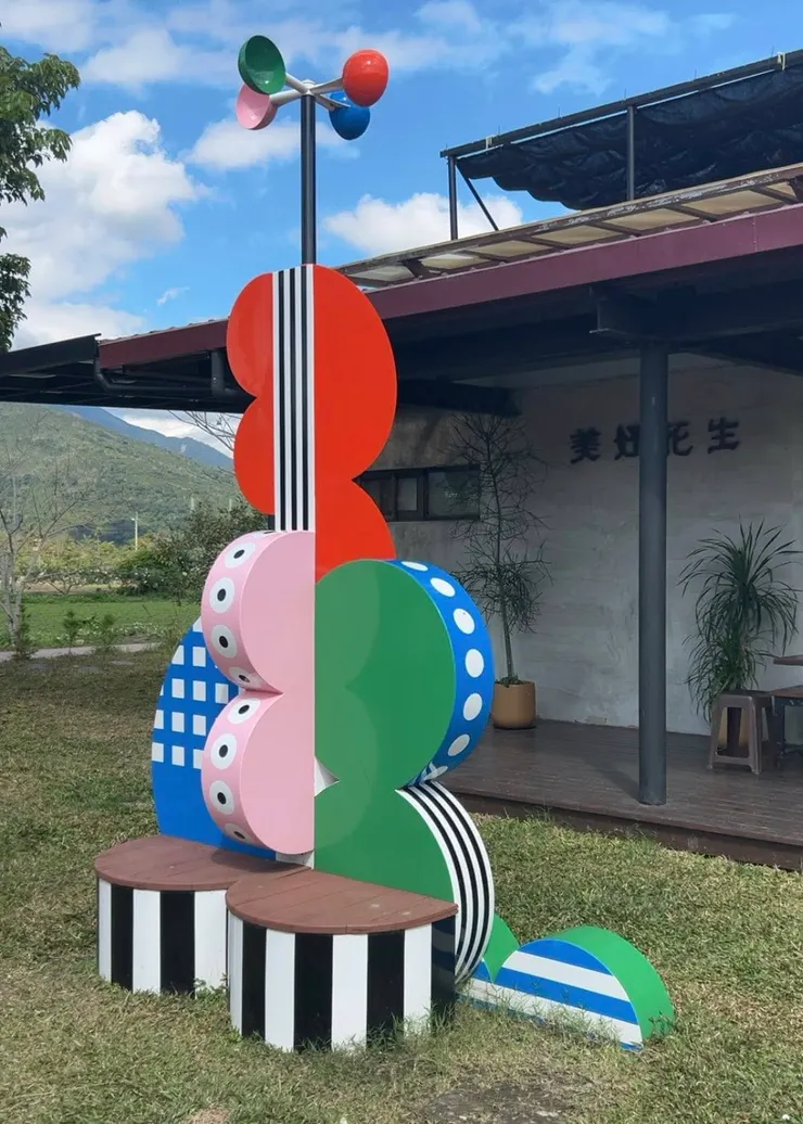 圖06 大型花生造型裝置木椅，是「美好花生」店門口的明顯地標