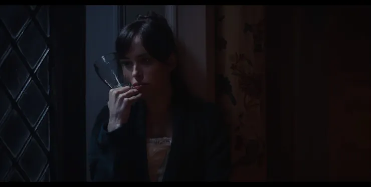 在深夜獨自喝酒的Anne,這在原著絕對不會發生