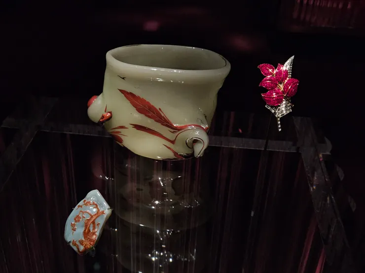 右側《幻想》紅寶石胸針，便使用了隱密式鑲嵌手法。