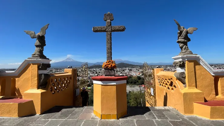 喬盧拉城外的山頂上有座西班牙殖民時期的教堂，教堂前的廣場可眺望遠處的火山，San Andrés Cholula, Puebla, Mexico