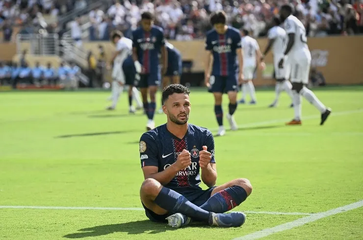 干卡路拉莫斯射成4:0後向迪奧高祖達致敬