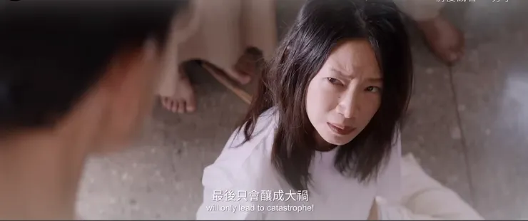 當尊者試圖逼迫知曉真相的小胖母親對陳桂林下手時，接過刀的小胖之母，到底在想什麼？