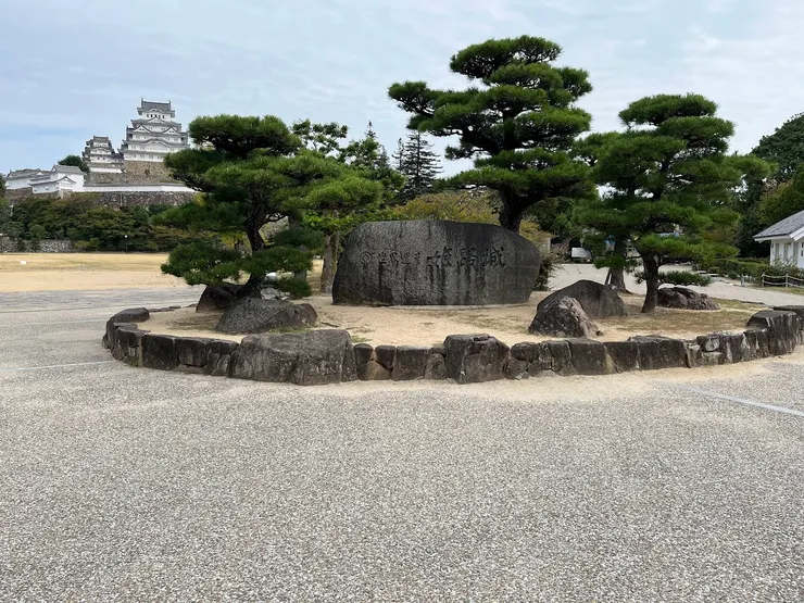 天守越來越大了！但要先繞過三之丸。