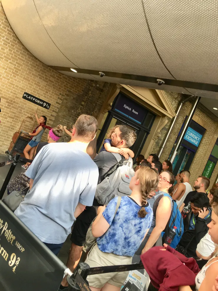 人人都想當哈利波特─排隊等著拍照的人潮