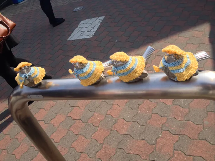 出車站後看到鐵欄杆上可愛的塑像(還幫他們穿衣服耶～)