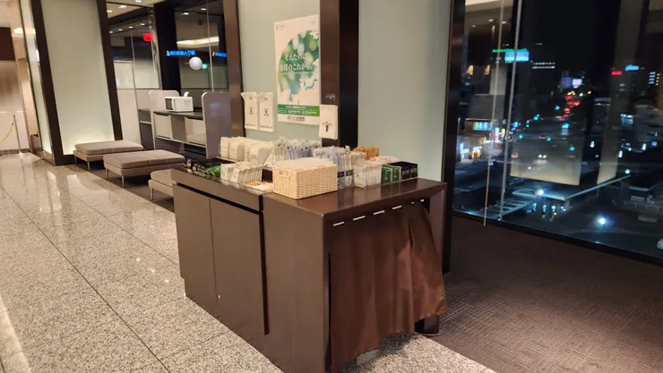 備品的部分都可以在大廳內領取，想微波 6 折便當記得來大廳