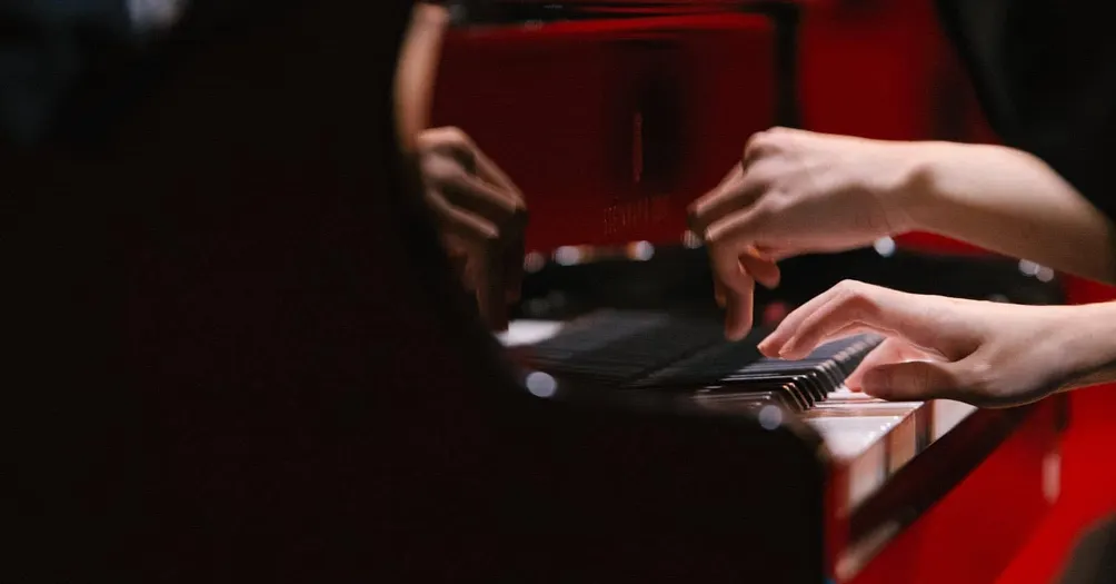 愛看劇的鋼琴老師