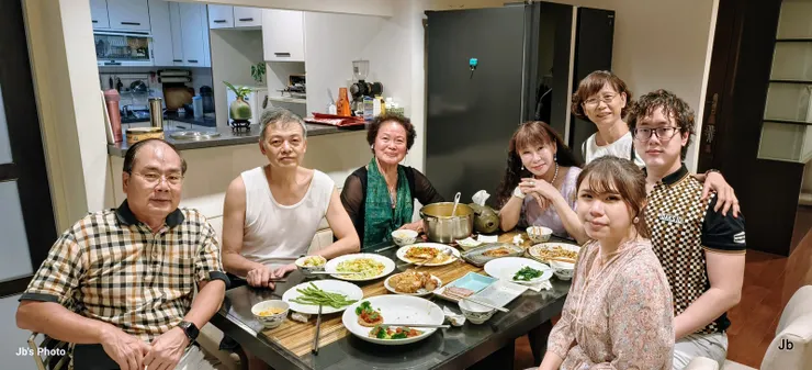 親友慕名來訪導覽接待頗自得！2022/10/1，與同學YY一家。