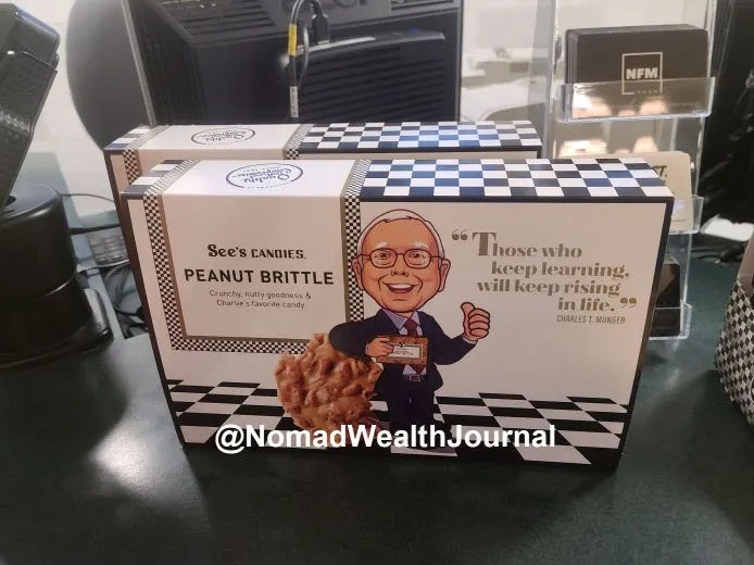 這是我們在波克夏旗下的布拉斯加家具商城 (NFM) 創始店裡，驚喜見到的用前波克副董事長蒙格作為包裝主題的See's Candies（另一間知名的波克夏旗下公司）花生糖。蒙格先前已於2023年末離世。 — 紀程 (J. Journey)