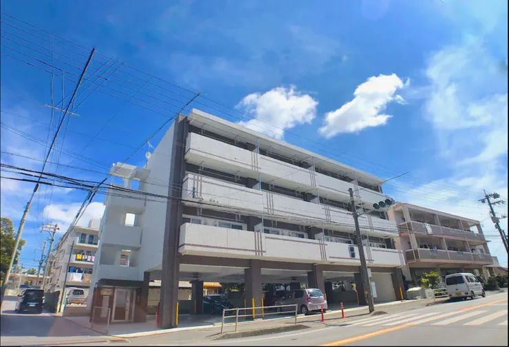 資料來源：Luana Lea住宿介紹(Agoda)；住宿建築外觀，一樓為停車空間