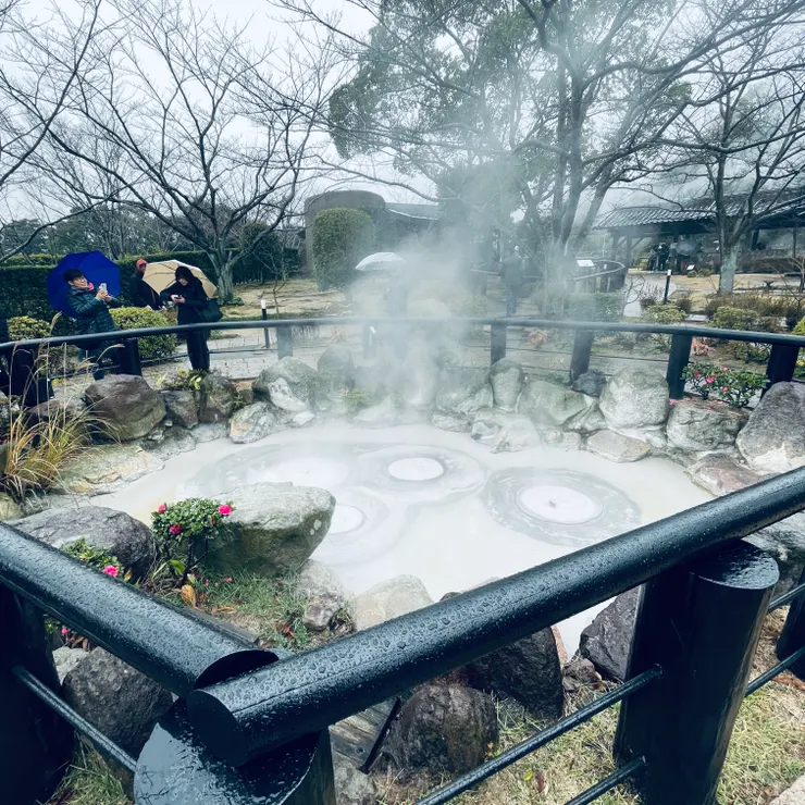 灰色的熱泥沸騰呈球狀，像是坊主（和尚）頭