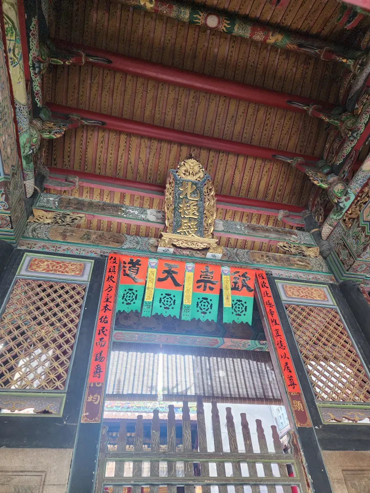 祭拜玄天上帝的北極殿，因北玄武屬黑色，古殿中皆為烏柱。