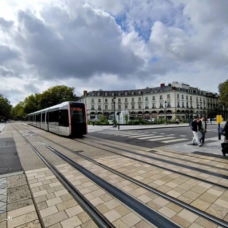 【市政廳司法院隔條街電車來去 讓饒勒斯廣場週邊是此城精萃！那是司法院對面的噴泉綠地，後立面呈環形的典雅建築為商家。】】