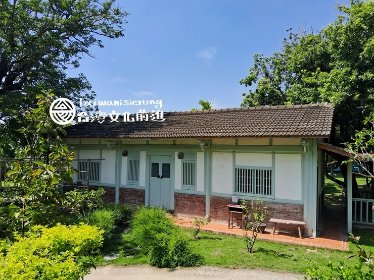 採集地點:雲2,除了有受到日本影響的格子窗之外,正門的兩側,也另外保有台灣在來款的木漏窗。