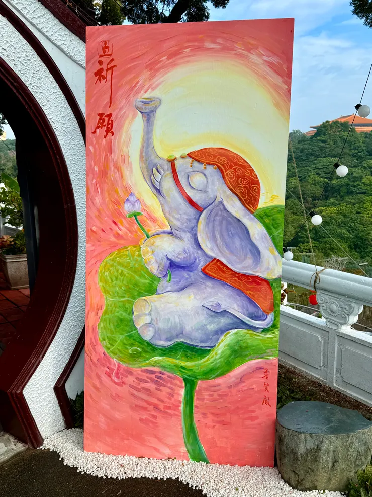 「普賢殿」外的＂祈願白象＂。「普賢菩薩」形像戴冠、金色身，右手持蓮花或如意，坐於六牙白象之上。