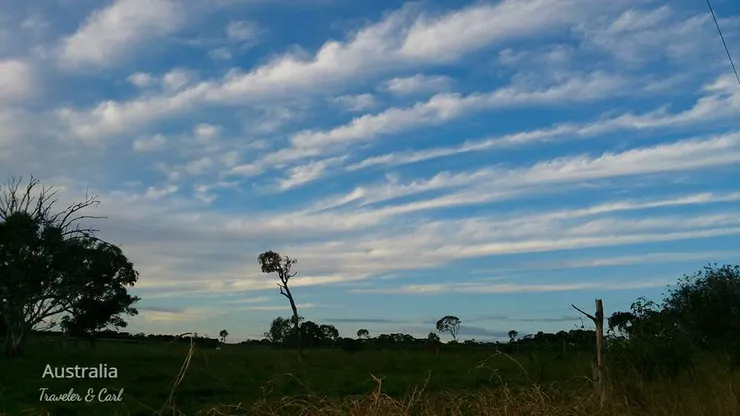 Bundaberg 荒野小徑、藍天與白雲