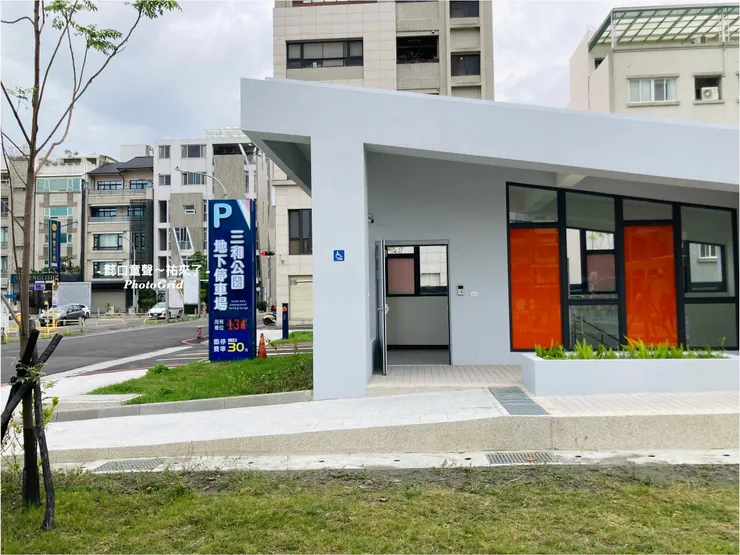 地下停車場上來也有無障礙坡道相連，非常友善。