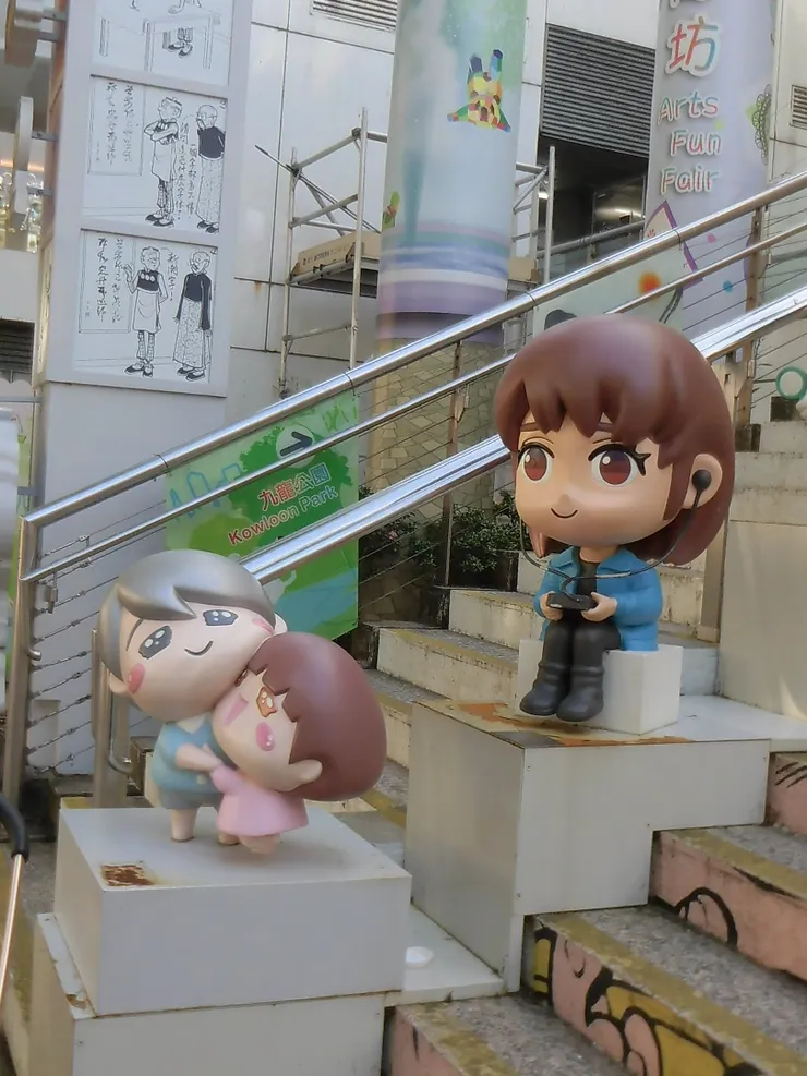 第二級坐著的女生很像我！一樣很文靜。(但認識我的人一定會說我像第一級那對花癡。)