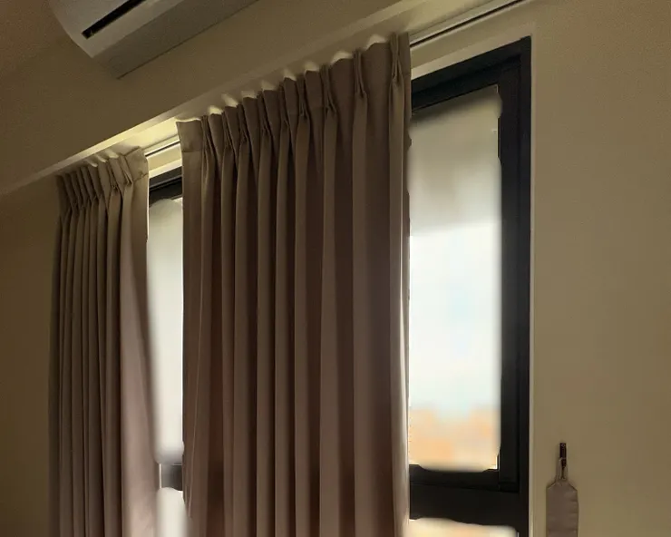 窗戶右側就是我的梳妝台，化妝很方便引入自然光