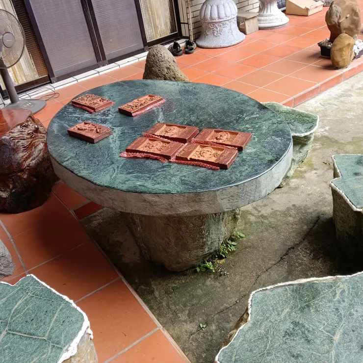 最大圖意味著個人私心，單純只是喜歡石頭或木頭類地座椅——質感與低調。