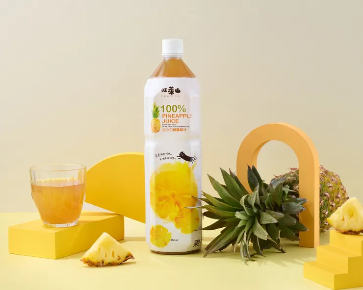 「100%鳳梨汁」以完整鳳梨果實鮮榨出汁,非還原果汁,且不加一滴水,入口盡是醇厚清甜的自然鳳梨果香。(資料來源:旺萊山)