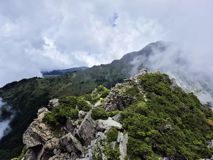 ▲原路折返南湖南峰岔路，遠方是在叉路等我們的順哥。