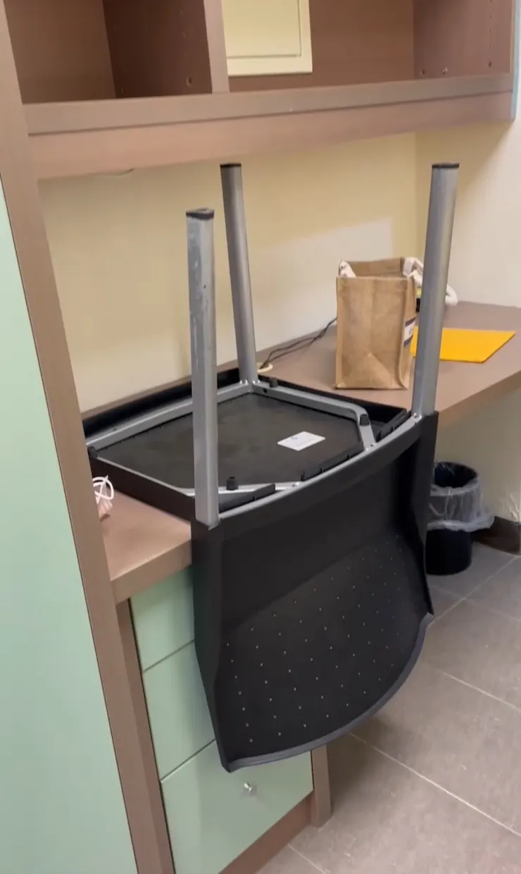 不用煩惱收納空間的大桌子