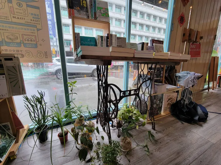 古早縫紉機架及小植栽