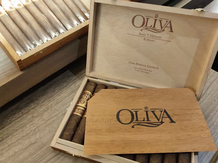 Oliva Serie V Melanio Robusto雪茄，雪茄盒內的松木片