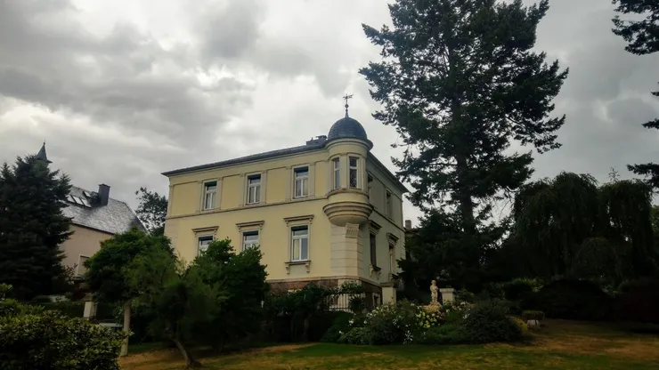 豪宅巡禮2，突出的圓柱體很像位於中國廣東的世界遺產開平碉樓