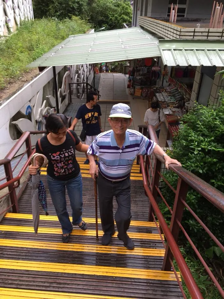 我似乎看見爸爸「童年的笑容」