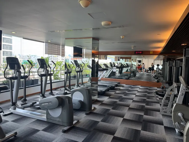 健身房有跑步機，也有重訓器材