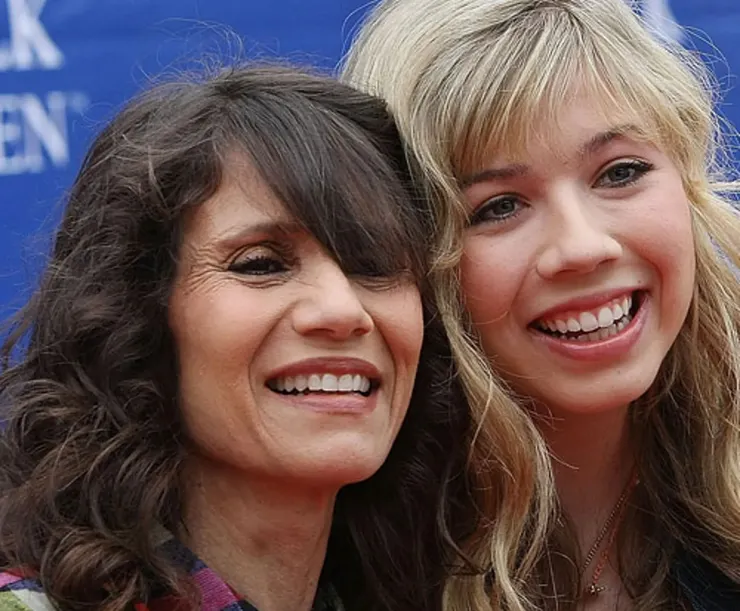 長大後的妮特與母親黛比