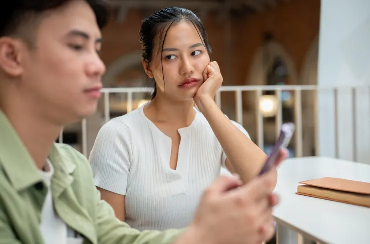 聰明的女人會學會「視而不見」的藝術，像是另一半很愛玩手機，只要不是原則性的大問題，就要睜一隻眼閉一隻眼。圖/123RF圖庫