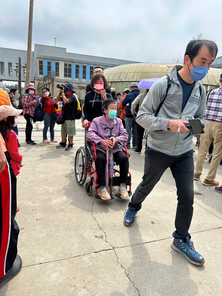 現場看到很多年長者以及輪椅族民眾把握機會來觀賞。