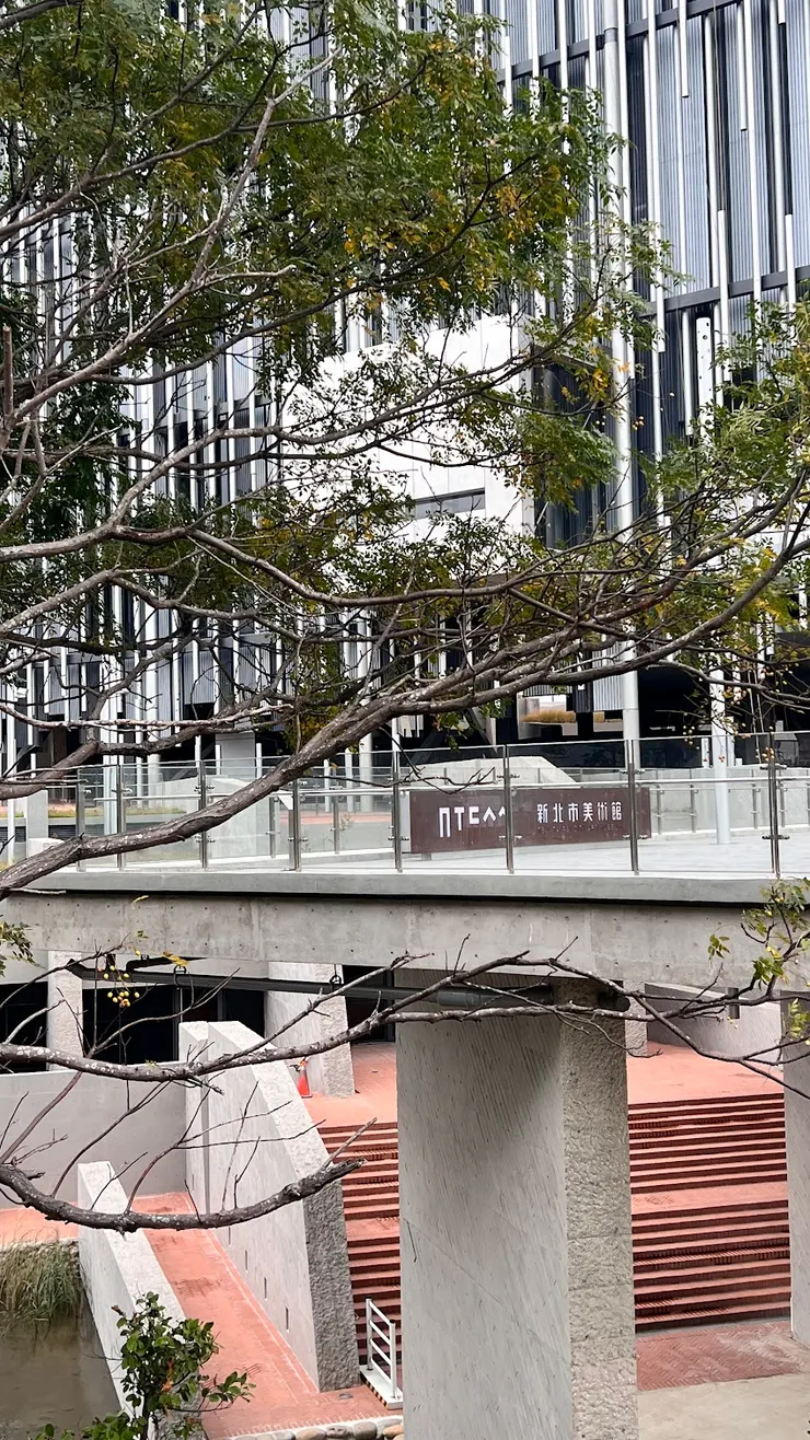 新北美術館，長短不一致的金屬垂直圖管， 近看覺得很有現代感且有點酷。